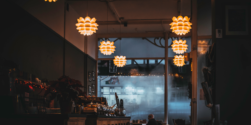 Coffee-shop-with-ambient-lighting-and-beautiful-hanging-lights