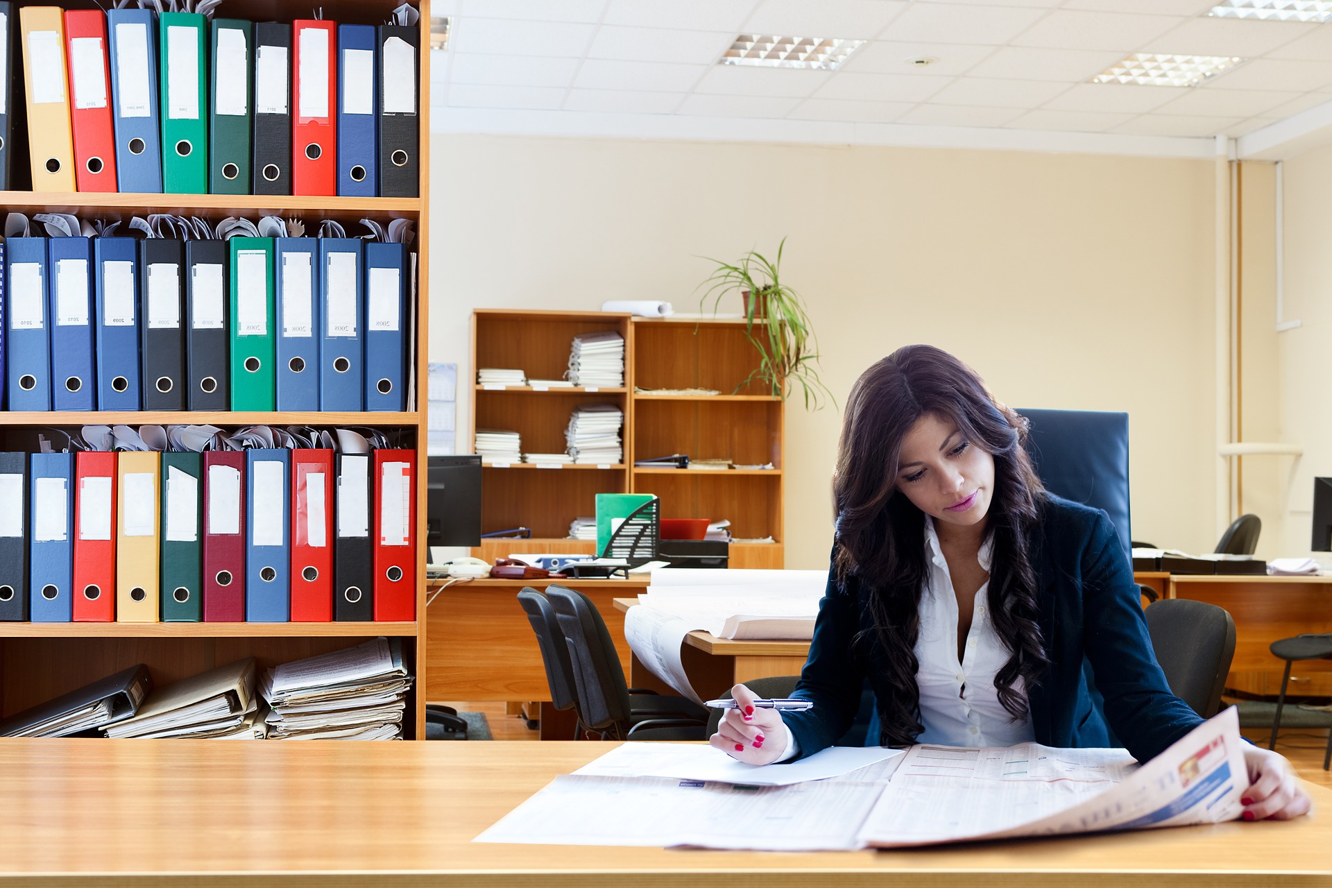 lady-sitting-at-desk-working-in-office